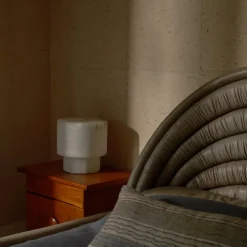 Table<Kelly Wearstler una small table lamp ALABASTER